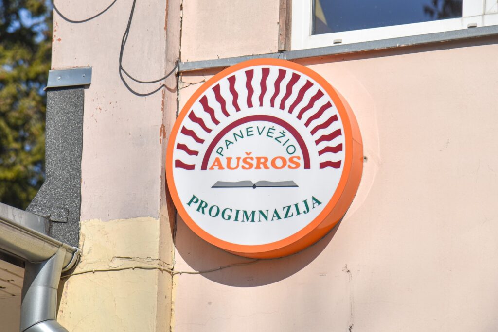 Pustuštėje „Aušros“ progimnazijoje po poros mėnesių nuskambėsiantis paskutinis skambutis šįmet paskelbs ir 66 metus gyvavusios mokyklos istorijos pabaigą.