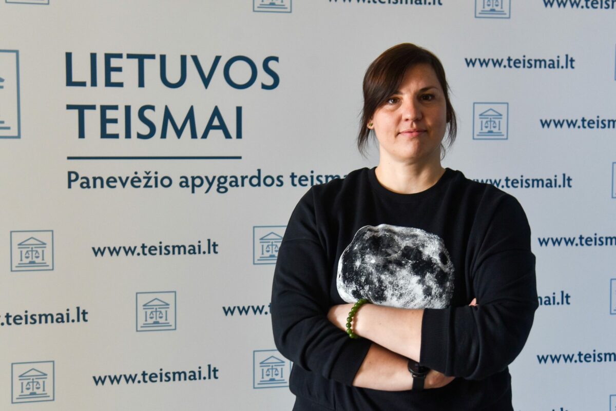 Dirbant teismo posėdžių sekretore D. Norvilaitei tenka matyti įvairiausių žmonių gyvenimo istorijų vingių, tačiau tvirtina, kad jos romanuose darbo ir asmeninio gyvenimo detalių – tik nuotrupos. P. Židonio nuotr.