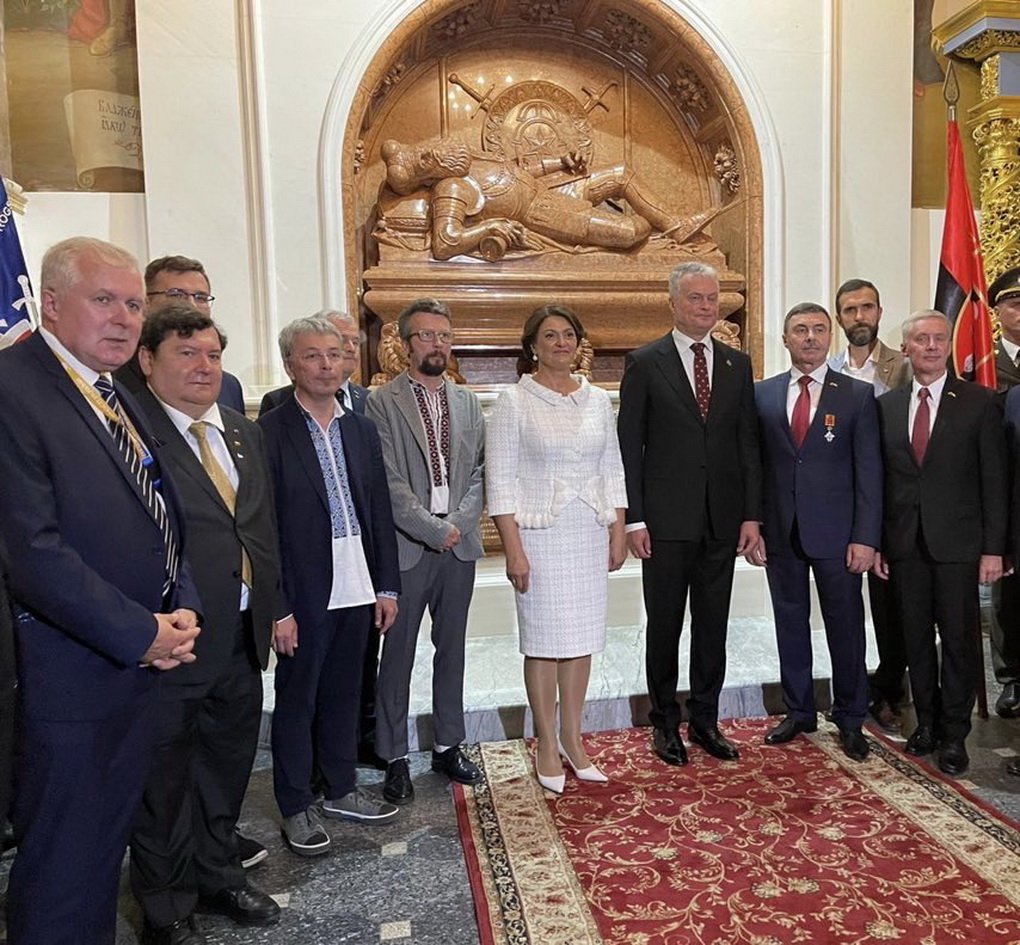 Robertas Gabulas pernai liepą Lietuvos Respublikos prezidentūroje už Lietuvos vardo garsinimą pasaulyje apdovanotas ordino „Už nuopelnus Lietuvai“ Karininko kryžiumi. R. GABULO ASMENINIO ARCHYVO nuotr.