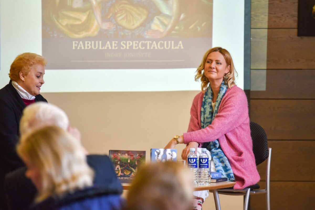 Poetė Elvyra Pažemeckaitė (kairėje) ir Indrė Jonušytė jos knygų pristatyme Panevėžio G. Petkevičaitės-Bitės bibliotekoje. P. Židonio nuotr.