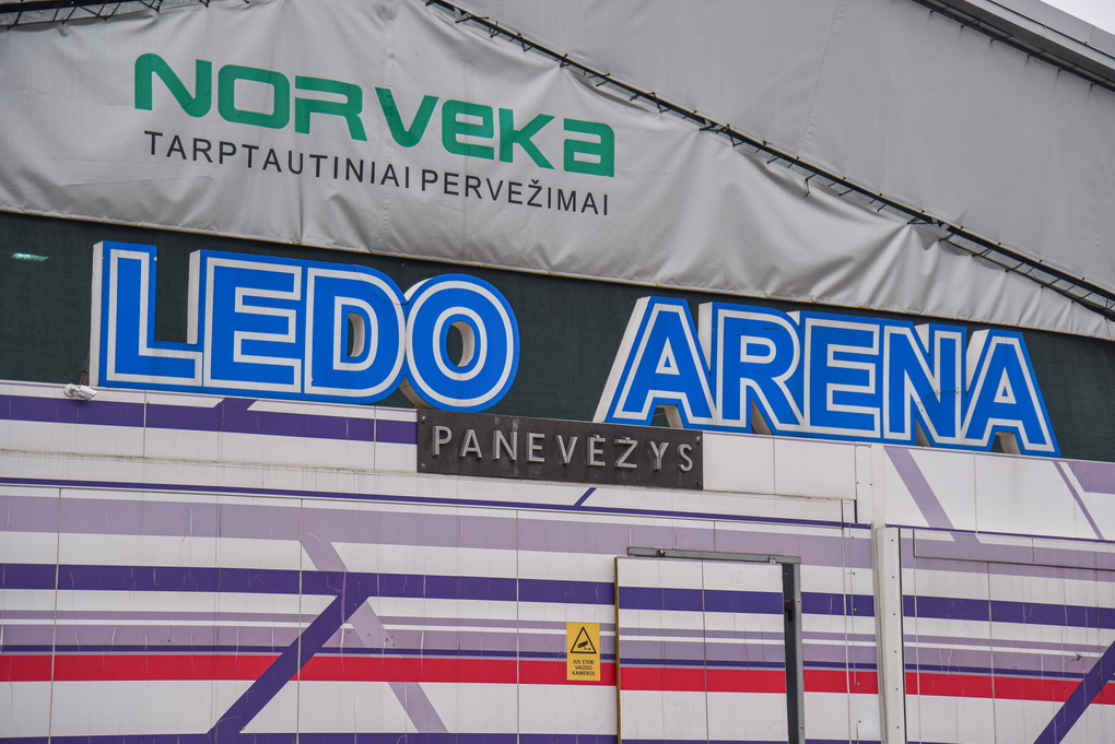 Šylant orams, septintąjį sezoną užbaigė pusę metų panevėžiečiams žiemos pramogą teikusi ledo arena. P. ŽIDONIO nuotr.