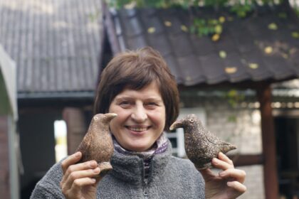 Šimtus kuoduotų, uodeguotų, mažų ir didelių paukščių iš molio nulipdžiusi mokytoja dar ir balsus jiems įdavė – čiulba, ulba, burkuoja dabar jos moliniai sparnuočiai, kaip ir prieš šimtus metų.