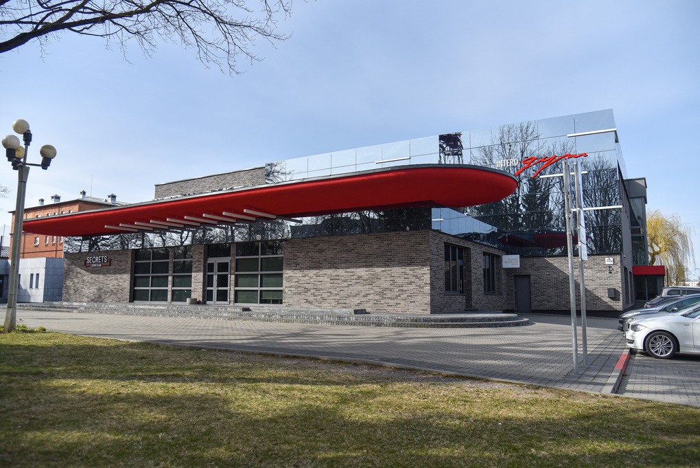 Per savo gyvenimą šis pastatas daug matė: jame veikė kinas, buvo pardavinėjami sekso reikmenys, ūžė pramogų centras, galop liko sporto klubas. P. ŽIDONIO nuotr.