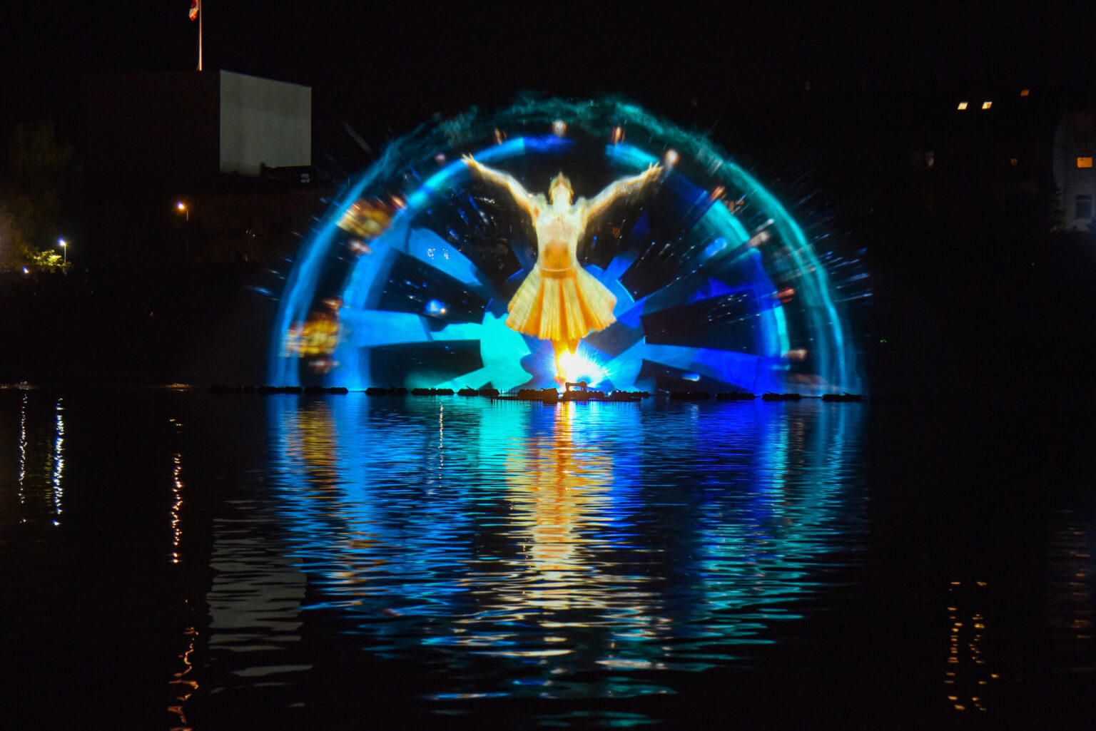 Panevėžį papuošusios Senvagės fontano srovėse ateityje gali pasirodyti įspūdingi vaizdai, perkelti iš vieno didžiausių Europoje plaukiojančio fontano, esančio nuo agresorių besiginančioje Ukrainoje, Vinycios mieste.