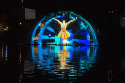 Panevėžį papuošusios Senvagės fontano srovėse ateityje gali pasirodyti įspūdingi vaizdai, perkelti iš vieno didžiausių Europoje plaukiojančio fontano, esančio nuo agresorių besiginančioje Ukrainoje, Vinycios mieste.