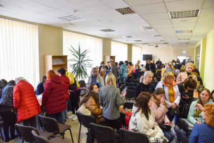 Panevėžyje norinčių dirbti nuo karo pabėgusių ukrainiečių minia susirinko į specialiai jiems Užimtumo tarnyboje organizuotą kontaktų mugę.