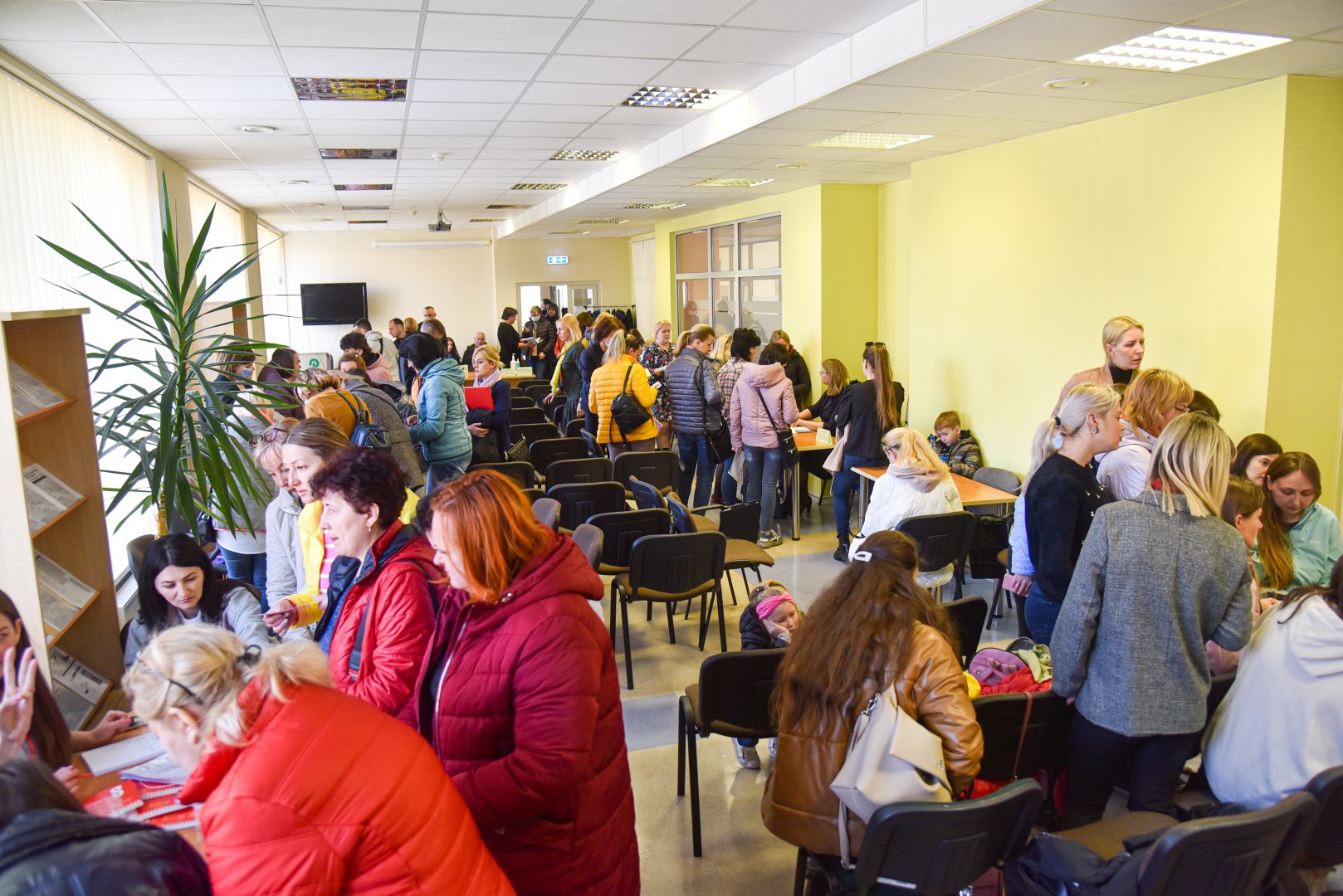 Panevėžyje norinčių dirbti nuo karo pabėgusių ukrainiečių minia susirinko į specialiai jiems Užimtumo tarnyboje organizuotą kontaktų mugę.