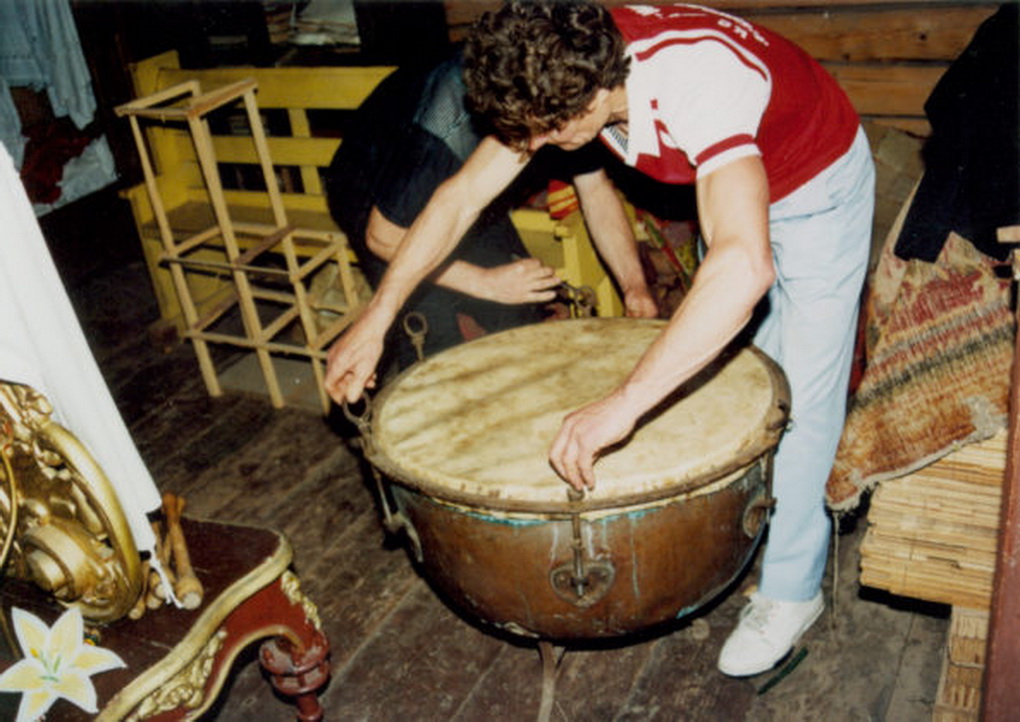 Albertas Kisielis ruošia būgną. Apie 2001 metus. Gvido Vilio nuotrauka iš Panevėžio kraštotyros muziejus Etninės kultūros skyriaus archyvo.