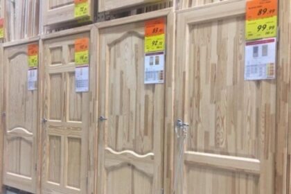 Viešojoje erdvėje plintant informacijai, kad Lietuvoje veikiančiuose statybinių gaminių prekybos tinkluose galima rasti rusiškų bei baltarusiškų prekių, šio sektoriaus atstovai teigia, kad bendradarbiavimas ir sutartys yra nutrauktos, tačiau prekės parduotuvėse bus prieinamos tol, kol bus išparduotos.