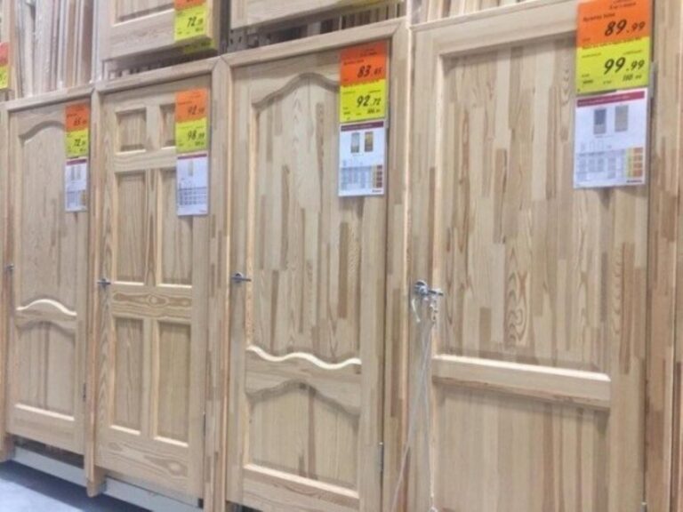 Viešojoje erdvėje plintant informacijai, kad Lietuvoje veikiančiuose statybinių gaminių prekybos tinkluose galima rasti rusiškų bei baltarusiškų prekių, šio sektoriaus atstovai teigia, kad bendradarbiavimas ir sutartys yra nutrauktos, tačiau prekės parduotuvėse bus prieinamos tol, kol bus išparduotos.