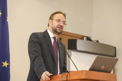 Lietuvos banko (LB) valdybos pirmininkas Gediminas Šimkus giria didžiąją dalį Vyriausybės parengtame infliacijos padarinių švelninimo pakete numatytų priemonių, nes jomis siekiama padėti labiausiai nepasiturintiems.