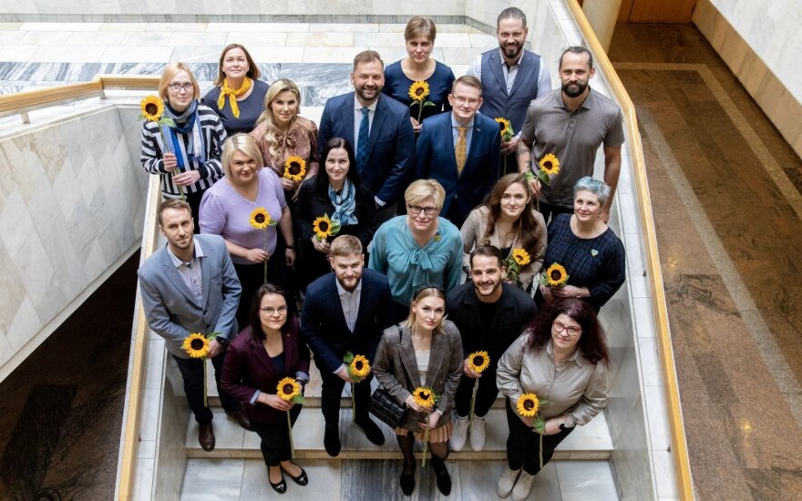 Išvykstantys medikai susitikime su premjere Ingrida Šimonyte. LRV nuotr.