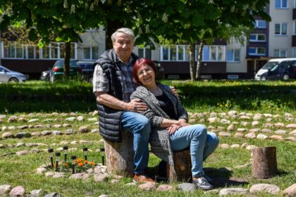 Daugiabučių supamoje pievoje įrengusi akmenų labirintą, panevėžietė pripažįsta iki šiol nežinanti, ar vieną dieną nesulauks institucijų reikalavimo jį išardyti.