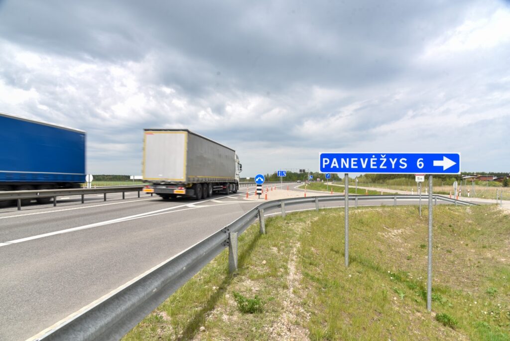 Trečiadienį Vyriausybės posėdyje buvo pritarta Vidaus reikalų ministerijos (VRM) siūlymui nustatyti vairuotojų kvalifikacijos kortelių išdavimo terminą nuo 2024 m. liepos 1 d.