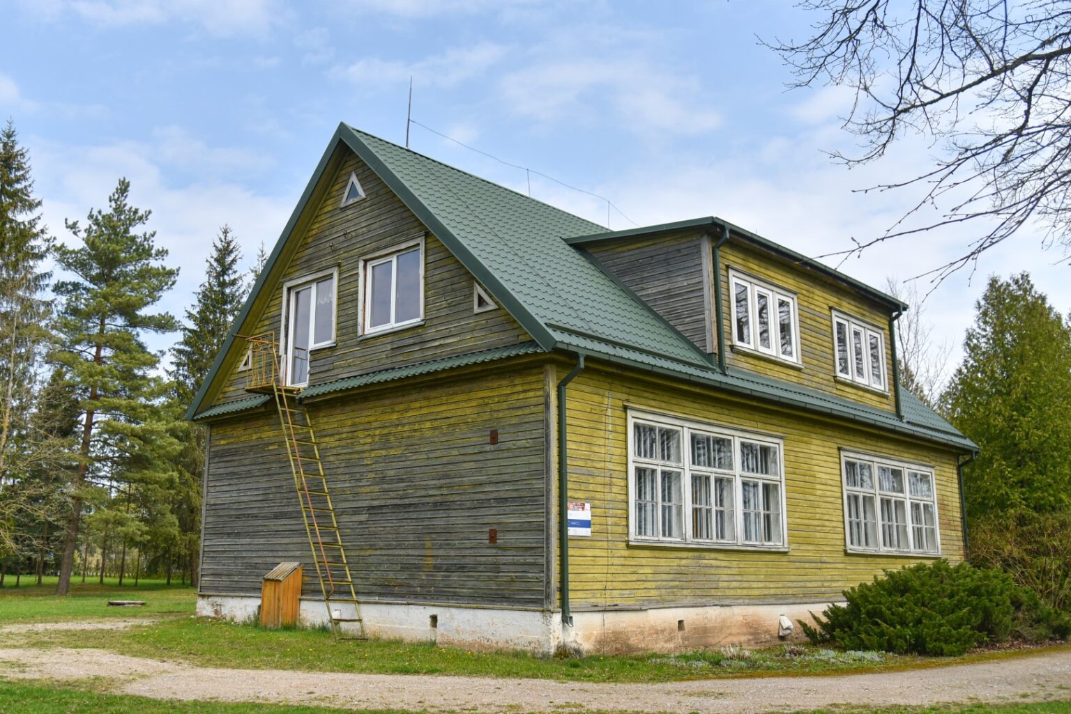 Pirkėjams apeinant pardavinėjamas uždarytas kaimų mokyklas, tokioms Panevėžio rajone gyvybės bandoma įpūsti ieškant nuomininkų.
