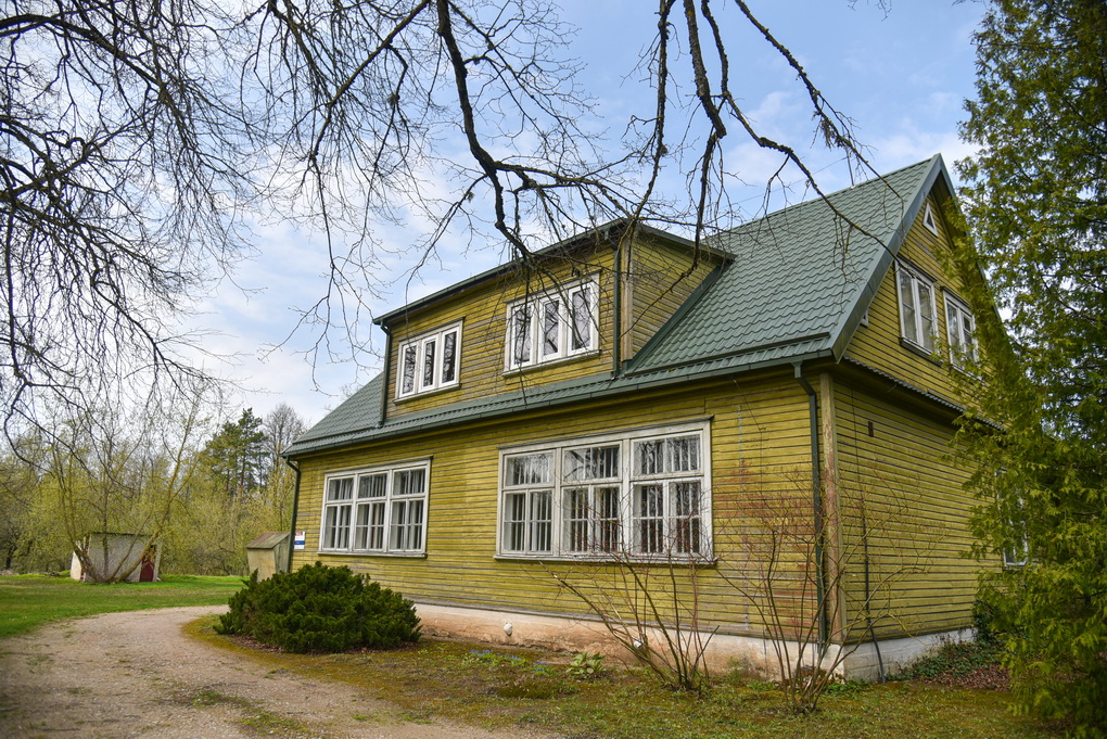 Uždarytos Karsakiškio mokyklos dalį pastatų rajono Savivaldybė tikisi išnuomoti, tačiau dėl kitų tenka aiškintis su bažnyčia. P. ŽIDONIO nuotr. 