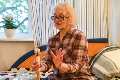 Panevėžyje viename iš Žemaičių gatvės daugiabučių prieglobstį gavusi nuo karo Ukrainoje pabėgusi Liudmila Molčanova ėmėsi siūti suvenyrines lėles.