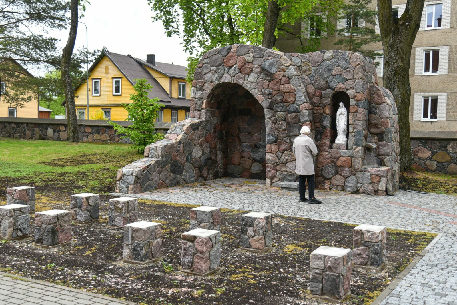 Ką tik baigtas sumūryti Šv. Petro ir Povilo bažnyčios Lurdas – vienas iš nedaugelio Aukštaitijoje. P. Židonio nuotr.