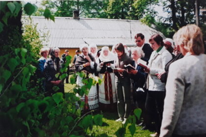 Laikas jau išsivedė žmones, galėjusius papasakoti, kokia būdavo gegužė senajame Lietuvos kaime. Karas, pokaris, kolūkiai, melioracija, agitacija ir kitos priežastys ne kartą keitė gegužės šventes ir tradicijas, bet viena gražiausių – giesmių ir bendravimo vakarai, vadinamoji mojava, nepamiršti ir dabar.