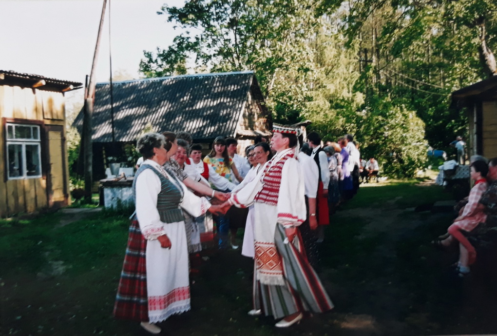 Dar nuo 1991-ųjų paskutinį gegužės savaitgalį Miežiškių seniūnijos Pavašuokių kaime, Zimnickų vienkiemyje, vyksta Nibragalio kaimo mojava. S. EIGIRDIENĖS ASMENINIO ARCHYVO nuotr.