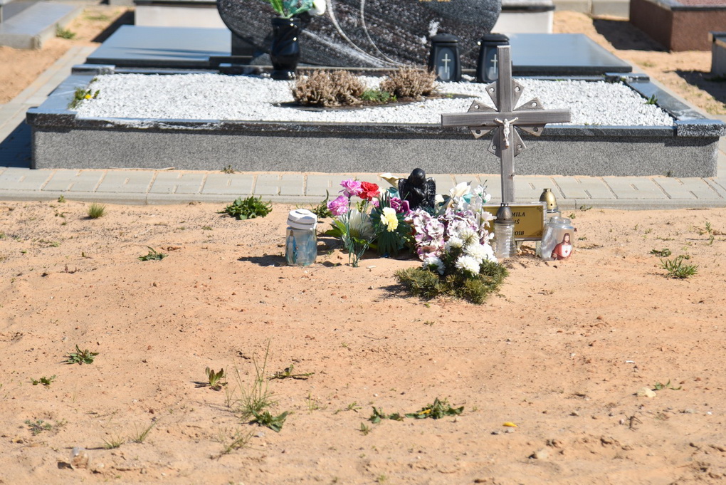 Pašilių kapinių plėtra panevėžiečiams pridarė papildomų rūpesčių – kai kurie kapai užpustyti smėliu arba juodžemiu. P. ŽIDONIO nuotr.