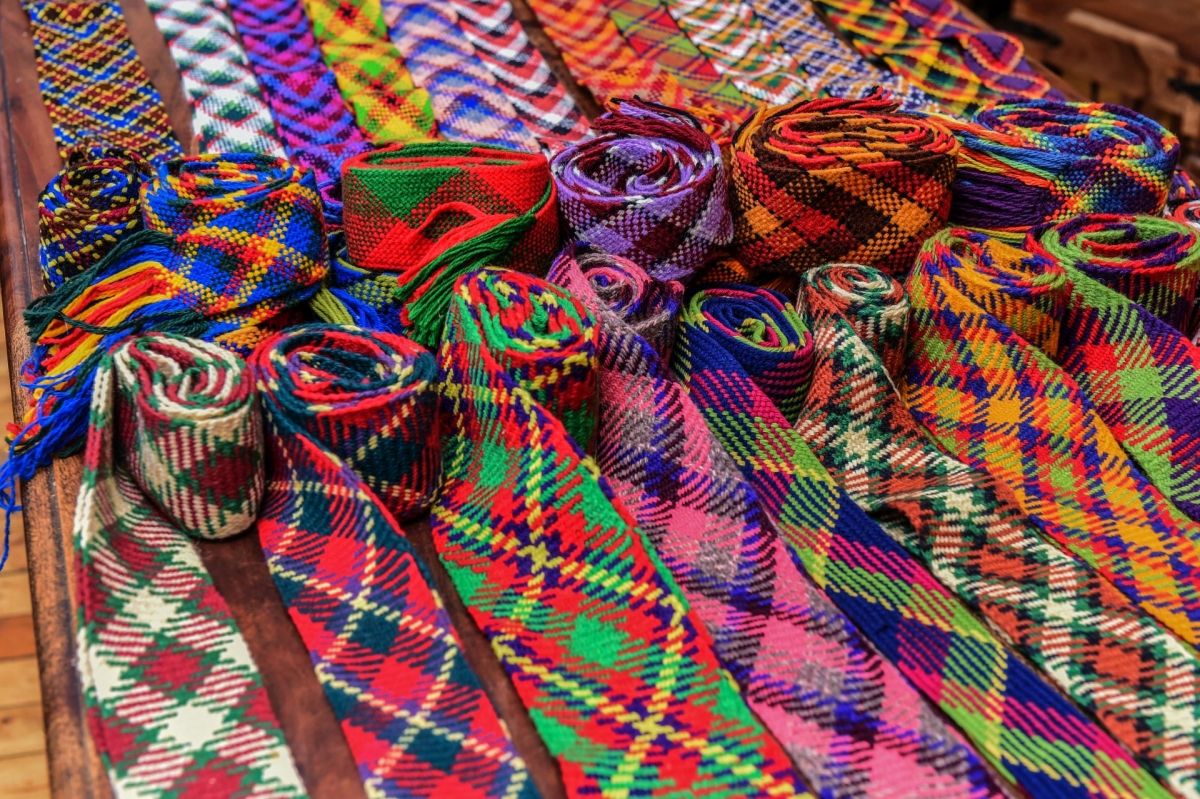 Nupinti 2,5 metrų ilgio juostai reikia prikarpyti daug 4,5 metro ilgio siūlų gijų, apskaičiuoti, kiek prireiks kiekvienos spalvos, ir atitinkamai sudėlioti: pavyzdžiui, po šešias gijas raudonų, tiek pat žalių, po keturias – juodų ir kt. G. Kartano nuotr.