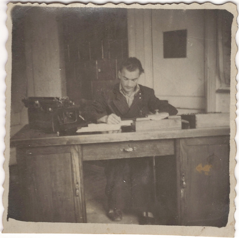 Tiltagalių pieninės kasininkas-buhalteris Jonas Krustas. LAUROS MORKŪNIENĖS ASMENINIO ARCHYVO nuotr.