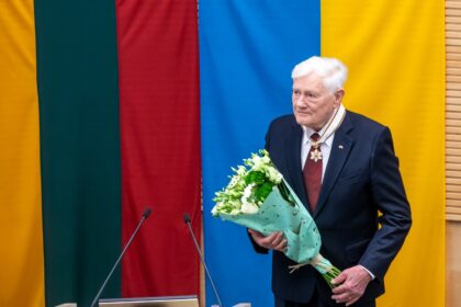 Prezidentui Valdui Adamkui antradienį iškilmingai įteiktas Seimo apdovanojimas – Aleksandro Stulginskio žvaigždė.