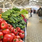 Prekybą šiųmetėmis daržovėmis pradėję verslininkai teigia, jog maisto prekių kainoms augant greičiau nei pajamoms, daugėja pirkėjų, „pasisotinančių“ akimis.