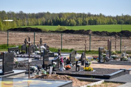 Giltinei šienaujant iš peties, Panevėžys ne tik plečia kapines, bet ir svarsto statyti dar du kolumbariumus.