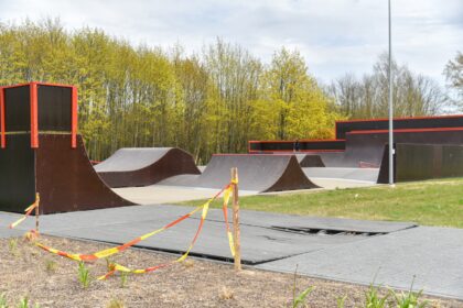 Panevėžio kultūros ir poilsio parke besigrožintiems žydinčiomis sakuromis reikia būti atidiems, kad neįpultų į spąstus – skyles po kojomis.