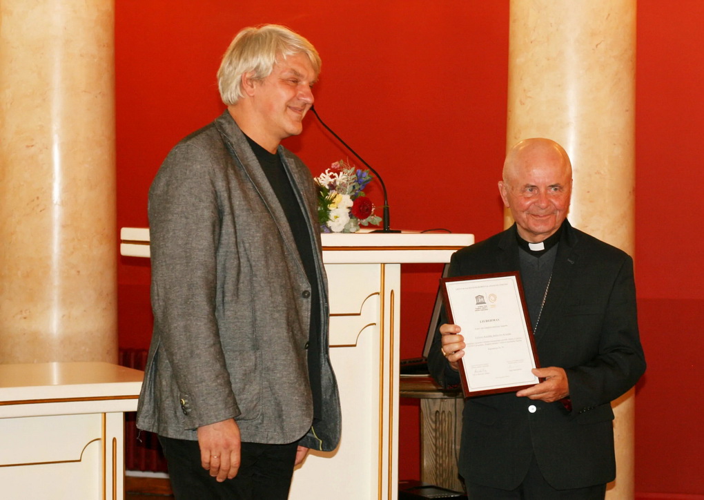UNESCO programos „Pasaulio atmintis“ nacionalinio komiteto pirmininkas profesorius daktaras Rimvydas Laužikas pernai kardinolui Sigitui Tamkevičiui iškilmingai įteikė liudijimą, jog dokumentinio paveldo objektas „Lietuvos Katalikų Bažnyčios Kronika“ pripažintas regioninės- europinės reikšmės dokumentu. Kronikosfondas.lt (R. Petraičio) nuotr.