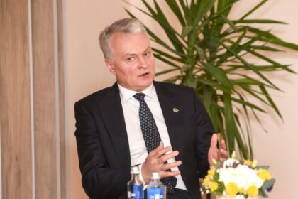 Nereikia puoselėti iliuzijų, kad galima suniveliuoti visą Lietuvą pagal pragyvenimo lygį, atlyginimus – to pasiekti tiesiog neįmanoma ir tą reikia pripažinti, išskirtiniame interviu „Sekundei“ kalbėjo Panevėžio rajone pirmadienį lankęsis šalies prezidentas Gitanas Nausėda.