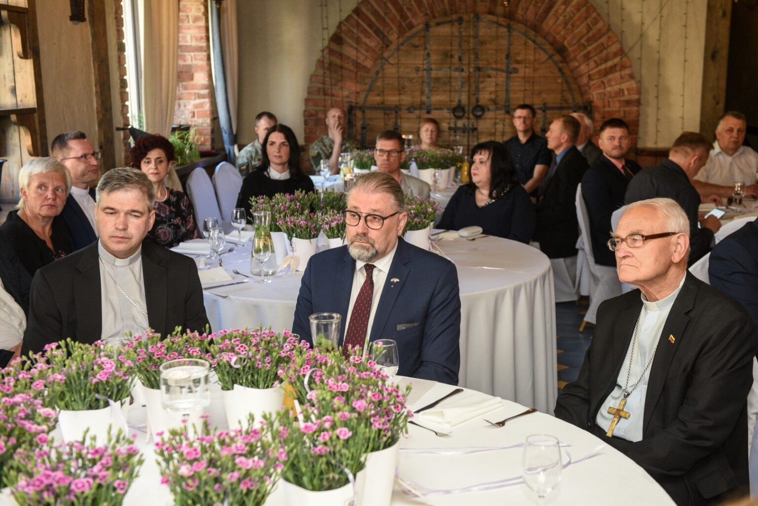 Rusijos užpultiems ukrainiečiams savo šalį ginant jau daugiau nei 100-ą dienų, panevėžiečiai, susibūrę maldos pusryčiams, dalijosi bendrystės su Ukrainos žmonėmis patirtimi, ieškojo atsakymų, kas yra tikroji Laisvė.