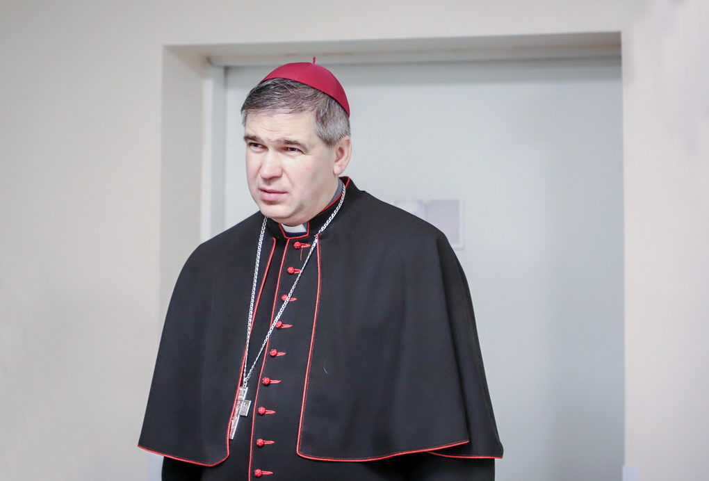 Vyskupo Lino Vodopjanovo teigimu, K. Paltaroko gimnazijos mokiniams taikomas mokestis už mokslą nėra kliūtis joje mokytis sunkiau besiverčiantiesiems. P. ŽIDONIO nuotr.