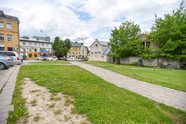 Buvusių kioskų vietoje numatytas keturių aukštų daugiabutis. P. Židonio nuotr.