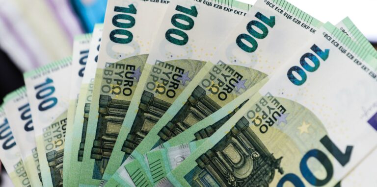 Suskaičiavus Seimo rinkimų rezultatus paaiškėjo, jog naujos kadencijos parlamente nepamatysime 75 parlamentarų – šių politikų išeitinėms išmokoms numatyta skirti 1 mln. 516 tūkst. eurų.