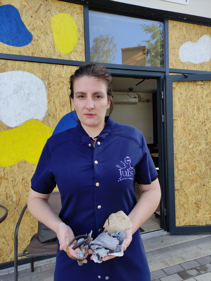 „Jul's“ padavėja Aliona rodo kavinėje rastas skeveldras. E. BUTRIMO nuotr.