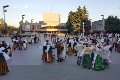 Panevėžiečiai turi galimybę drauge puoselėti tautos paveldo vertybes. Kiekvieną savaitę visi to siekiantys kviečiami į etnokultūros mokymus, kur kartu traukia senąsias lietuvių dainas ir mokosi tradicinių šokių. Čia nei pinigų, nei jokių dokumentų nereikia – tik norą ir pagarbą tradicijoms.