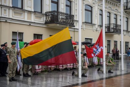Valstybės dienos renginiai Panevėžyje prasidėjo šv. Mišiomis už Lietuvą Kristaus Karaliaus katedroje. Tradiciškai po jų vidurdienį Laisvės aikštėje iškilmingai iškelta trispalvė.