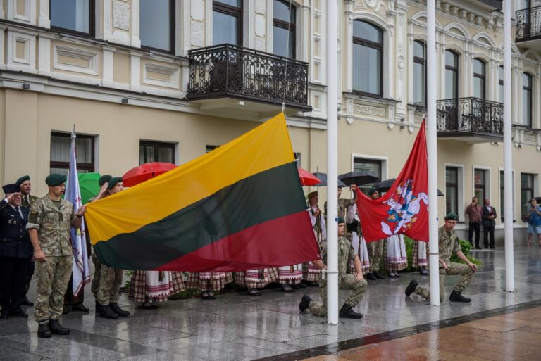 Valstybės dienos renginiai Panevėžyje prasidėjo šv. Mišiomis už Lietuvą Kristaus Karaliaus katedroje. Tradiciškai po jų vidurdienį Laisvės aikštėje iškilmingai iškelta trispalvė.
