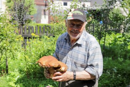 Patyręs grybautojas Dovydas Darmurus šį sezoną jau džiaugiasi neeiliniu laimikiu – net 800 g sveriančiu baravyku.