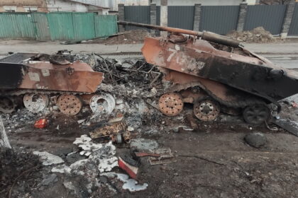 Liūdnai išgarsėjęs Bučos miestas prasideda puikiais vešliais pušynais, dešinėje pusėje prieš porą metų iškilusiu nauju prestižiniu privačių namų rajonu „Čekiški rūmai“. Tokį vardą jis gavo, mat statytas pagal čekišką projektą.