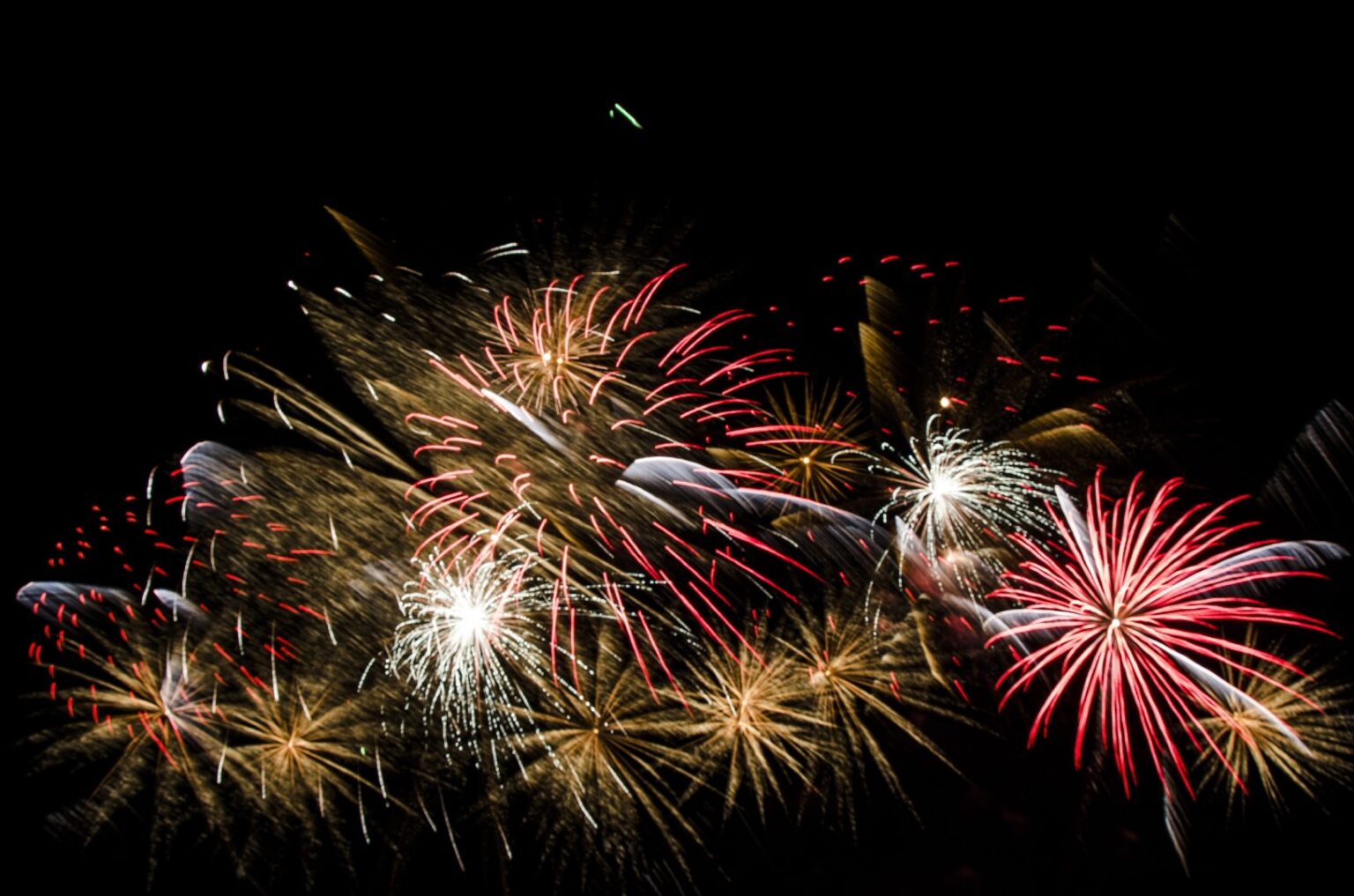 Gegužės viduryje Seimas svarstys, ar uždrausti Lietuvos teritorijoje naudoti F4 kategorijos fejerverkus, kuriuos šiuo metu leidžiama naudoti tik pirotechnikams masinių švenčių metu.