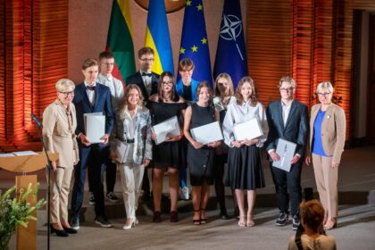 Vyriausybės rūmuose antradienį pagerbti abiturientai ir profesinių įstaigų absolventai, geriausiai išlaikę brandos ir profesinio mokymo kvalifikacijos bei tarptautinio bakalaureato diplomo programos egzaminus.