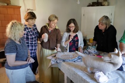 Nulipdyti iš molio pasaką – tokia užduotis teko kūrybingoms, darbščių rankų ir lakios fantazijos šeimininkėms, keramikėms, susirinkusioms į šiųmetį tarptautinį keramikos simpoziumą Ramygaloje.