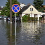 Po stiprios liūties pirmadienio vakarą vanduo apsėmė ne vieną gatvę Panevėžyje. P. ŽIDONIO nuotr.