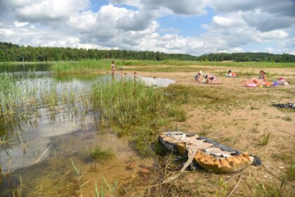 Panevėžio Jūrmala vadinamas Paįstrio karjeras vilioja ne tik maudynių mėgėjus, bet ir adrenalino fanatikus. Savaitgaliais vandenį čia skrodžia vandens motociklai, o meldais apaugusias pakrantes ir netoliese augančio miško paklotę drasko keturračiai.