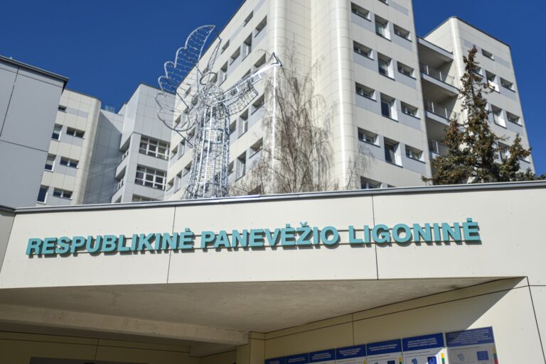 Su siuntimu į ligoninę nevaikštančią pensininkę nuvežę artimieji tikina priimamajame vietoje gydytojo sulaukę jo perduotų linkėjimų.