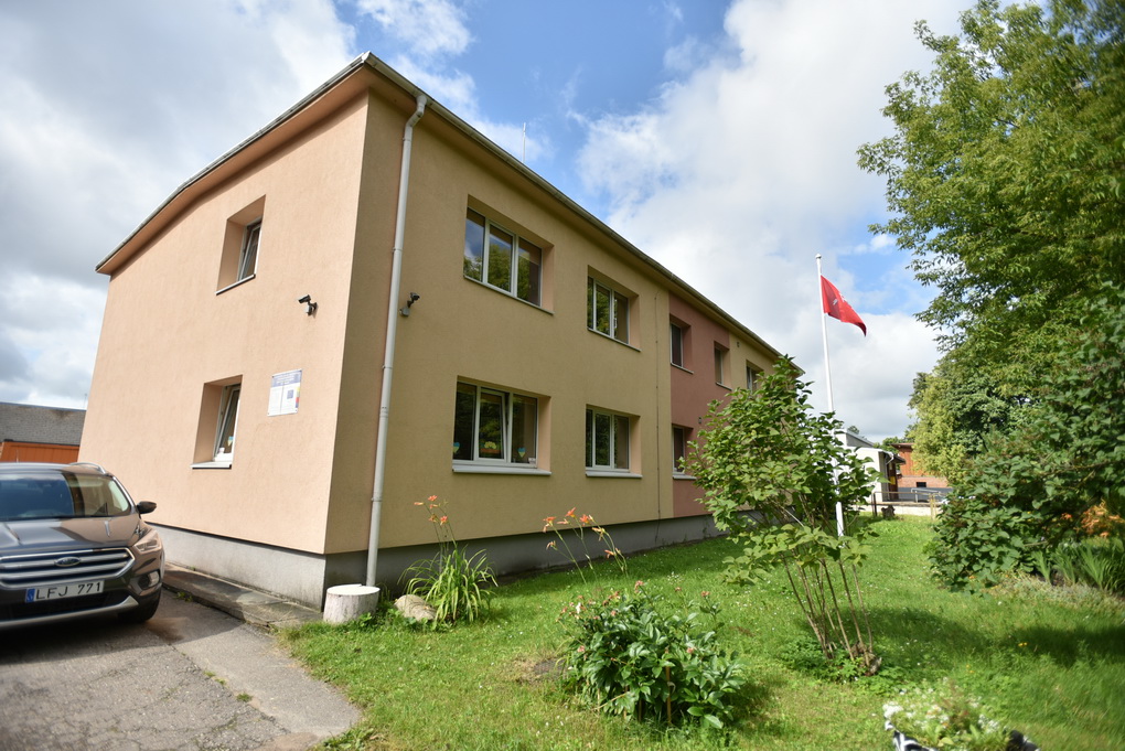 Rožių gatvėje įsikūrusiam Šeimos namų moterų krizių centrui teko skubiai mąstyti, kaip nuo kylančio vandens gelbėti rūsyje laikomą įstaigos turtą. P. ŽIDONIO nuotr.